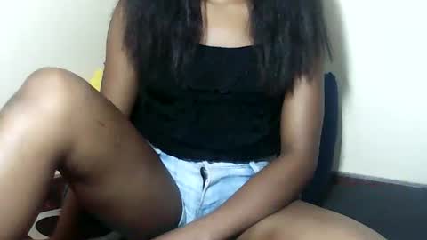 lovelylarra online show from November 20, 8:43 pm