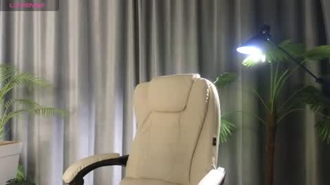 lowkeywild_ online show from July 29, 3:50 am