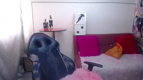 lucia_evans21 online show from July 25, 8:38 pm