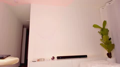 Snapshot of lucia_lee_ chatting on October 12, 12:57 am Lucia online show from October 12, 12:57 am