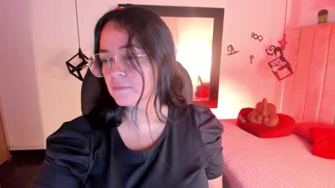 Snapshot of lucia_vonne chatting on October 19, 9:06 pm Lucia Vonne online show from October 19, 9:06 pm