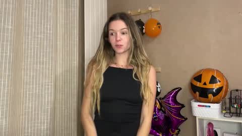 Snapshot of lucie_hot chatting on October 14, 7:16 pm Lucie hot follow me on online show from October 14, 7:16 pm