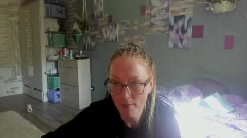 lucky_licky20 online show from June 5, 2:37 am