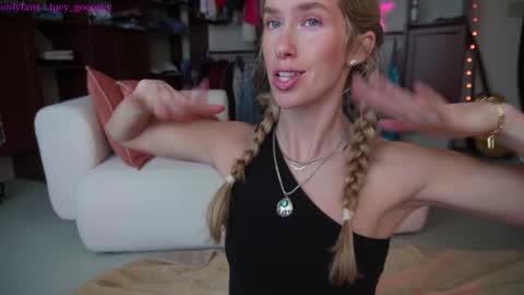 Snapshot of lucy_gooosey chatting on January 12, 10:01 pm Lucy. online show from January 12, 10:01 pm