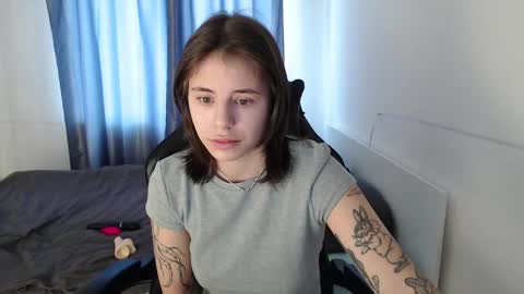 Snapshot of lucyrait chatting on March 5, 7:16 am Lucy online show from March 5, 7:16 am