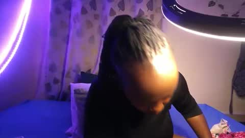 lulu_sparks1 online show from November 17, 1:28 am