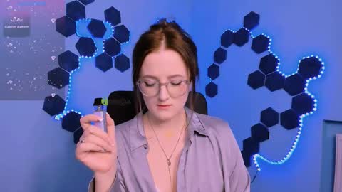 luna_berryy online show from December 17, 11:53 pm