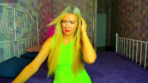 luna_lew1s online show from January 9, 8:45 am