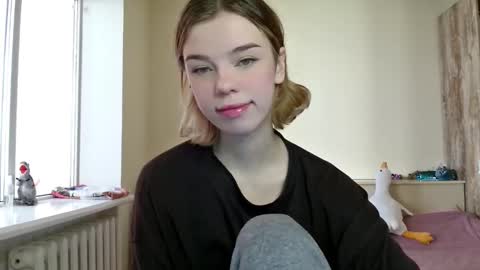 lunaastar_ online show from December 14, 9:29 am