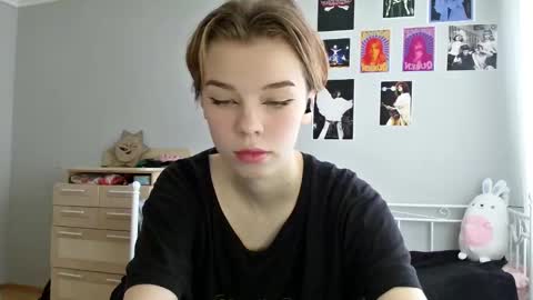 lunaastar_ online show from January 4, 1:10 pm