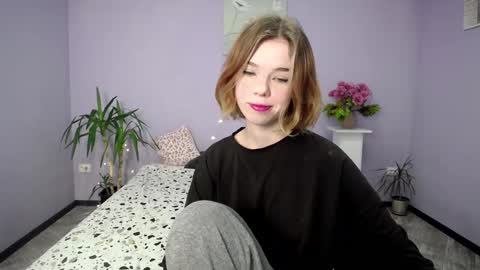 lunaastar_ online show from December 10, 10:38 am