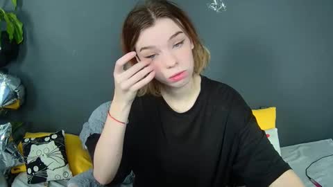 lunaastar_ online show from December 12, 10:24 am