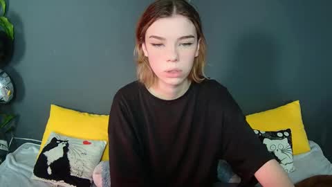 lunaastar_ online show from December 3, 8:14 am