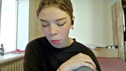lunaastar_ online show from December 19, 10:02 am