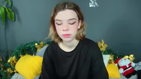 lunaastar_ online show from December 20, 10:49 am