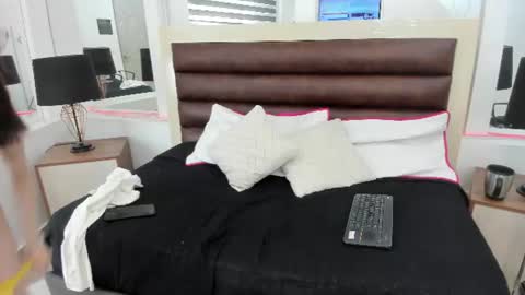 lunabelleth online show from July 28, 8:52 pm