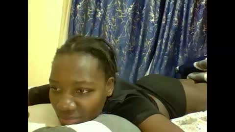 lunah_kitty online show from May 28, 4:10 am