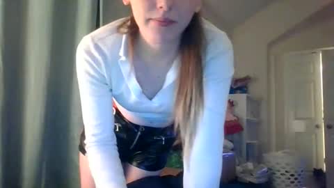 lunapixie2020 online show from May 29, 3:37 am
