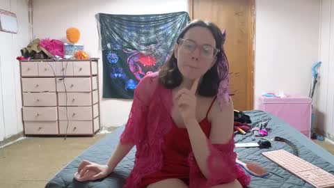 lunaquinn45 online show from December 14, 4:30 pm
