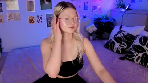 lunariafox online show from April 18, 7:58 pm