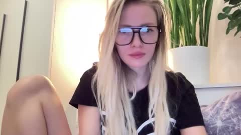 lusiluv online show from February 4, 8:01 pm