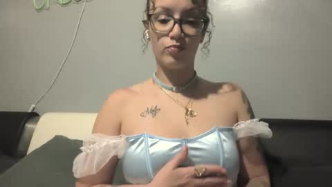 Snapshot of luxiouspearl chatting on October 31, 4:03 am MadamLuxiousPearl online show from October 31, 4:03 am