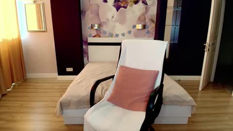 LuxSiren online show from April 5, 12:48 pm