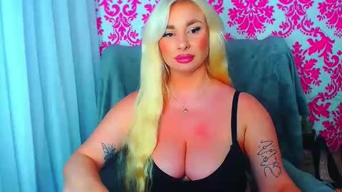 Snapshot of luxuriaaa chatting on October 9, 10:58 pm Luxuriaa online show from October 9, 10:58 pm