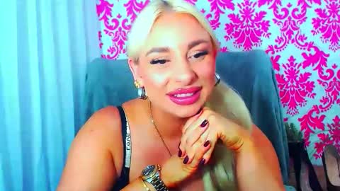 Snapshot of luxuriaaa chatting on September 22, 7:45 pm Luxuriaa online show from September 22, 7:45 pm