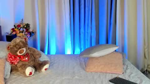 Snapshot of lynda_west chatting on February 15, 4:36 am Lynda online show from February 15, 4:36 am