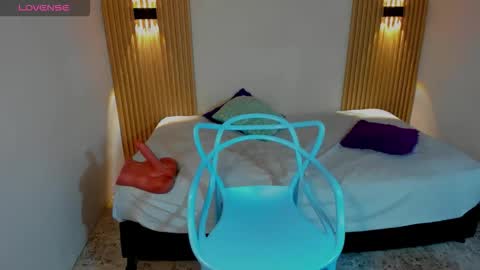 lyrafrost5 online show from March 2, 7:15 am