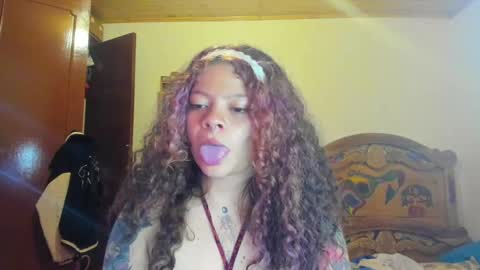 Snapshot of madam_sativa chatting on February 10, 12:41 am di online show from February 10, 12:41 am