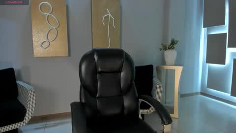 Maddi Collins online show from February 2, 11:09 am