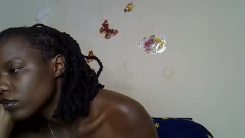 Maee online show from December 3, 7:05 pm