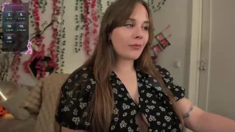 Snapshot of makima_lee chatting on October 16, 8:33 pm Makima online show from October 16, 8:33 pm