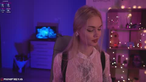 Snapshot of manifreyja chatting on February 4, 8:59 pm Amelie online show from February 4, 8:59 pm