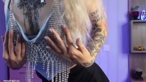 Snapshot of manifreyja chatting on January 5, 7:07 pm Amelie online show from January 5, 7:07 pm