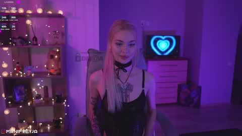 Snapshot of manifreyja chatting on February 10, 7:07 pm Amelie online show from February 10, 7:07 pm