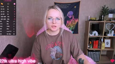 Snapshot of marcelinepeach chatting on February 2, 8:08 pm Sara online show from February 2, 8:08 pm