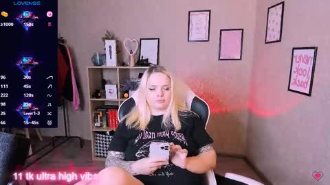 Snapshot of marcelinepeach chatting on February 22, 3:21 pm Sara online show from February 22, 3:21 pm