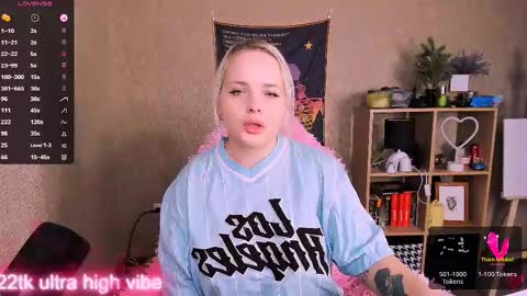 Snapshot of marcelinepeach chatting on February 9, 12:19 pm Sara online show from February 9, 12:19 pm