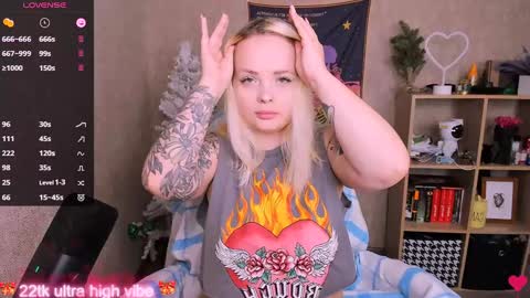 Snapshot of marcelinepeach chatting on January 19, 1:33 pm Sara online show from January 19, 1:33 pm