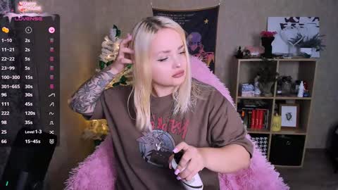 Snapshot of marcelinepeach chatting on December 28, 9:20 am Sara online show from December 28, 9:20 am