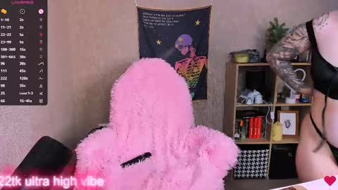 Snapshot of marcelinepeach chatting on February 10, 11:25 am Sara online show from February 10, 11:25 am