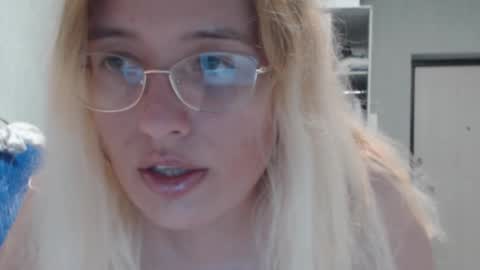 Snapshot of margo_shine chatting on September 21, 6:17 pm margo_shine online show from September 21, 6:17 pm