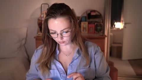 Maria  online broadcast from Tuesday to Suturday from 6 pm to 12 pm Germany time Sunday-Monday offline online show from August 1, 9:50 pm