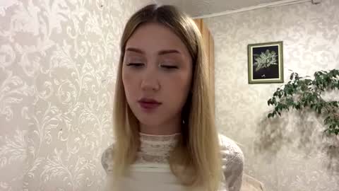 Mia online show from July 28, 6:20 pm