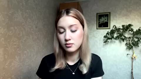 Mia online show from July 20, 3:36 pm