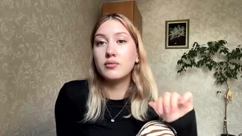 Mia online show from July 16, 10:09 am