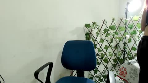Snapshot of maxinesex_ chatting on February 15, 3:17 pm maxinesex_ online show from February 15, 3:17 pm